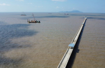 Bất động sản 24h: Đang thi công cầu vượt biển lớn nhất Việt Nam