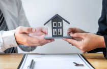 Mức lệ phí cấp Chứng chỉ hành nghề môi giới bất động sản theo quy định mới nhất là bao nhiêu?