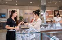 Vàng ‘sốt’ trở lại, một cổ phiếu vàng được loạt CTCK khuyến nghị mua