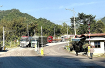 Cửa khẩu "mở hàng" thông quan rộn ràng dịp đầu năm