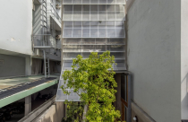 Ngôi nhà ống 3 tầng cuối hẻm TP.HCM mang lớp vỏ biết thở và biết đọc