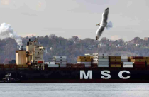 Tòa án Tối cao Mỹ tạm hoãn phán quyết về thuế quan của ông Trump