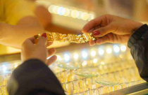 Thấy gì từ nghịch lý giá vàng trong nước khi thế giới áp sát 5.000 USD/ounce?