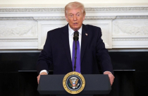 THUẾ QUAN HOA KỲ: Tổng thống Donald Trump tạm áp thuế toàn cầu 10%