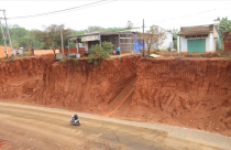 Đồng Nai ra chỉ đạo tạm dừng thi công đoạn hạ cốt nền đường khiến nhà dân cheo leo