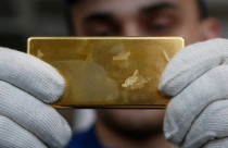 Giá vàng thế giới lại rơi thẳng đứng