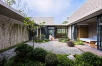 Nhà phố Hà Tĩnh: Thuần hóa thiên nhiên bằng sân trong và mái rộng