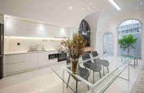 Nghệ thuật mặt tiền lớp kép và cầu thang xuyên sáng cho nhà hẻm Tân Phú