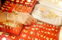 Điểm tin sáng: USD chững lại, vàng tăng giá do căng thẳng toàn cầu