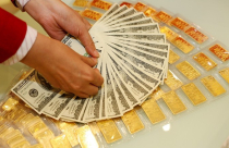 Điểm tin sáng: Căng thẳng thương mại đẩy USD, vàng giảm giá