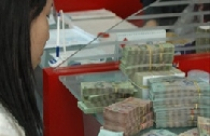 Lãi suất bình quân qua đêm VND tăng 0,06%, USD giảm 0,18%