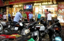 Đổ xô đi bán vàng bất chấp mưa 