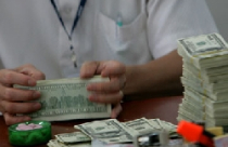 Nhiều ngân hàng tăng tỷ giá VND/USD lên kịch trần