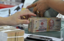 Blue-chip ngân hàng gặp 'tin xấu' liên hoàn 