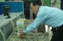 VND căng thẳng đầu ra 