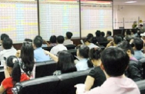 Chứng khoán kẹt cứng vì lãi suất và tỷ giá