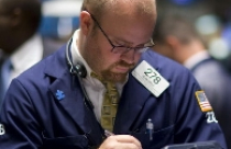 Dow Jones rơi xuống dưới 10.700 điểm 