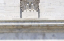 Ngân hàng Trung ương hàng đầu thế giới “tiến thoái lưỡng nan” 