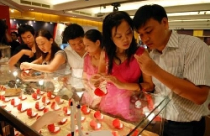 'Nghiến răng' mua vàng mùa cưới thời đắt đỏ 