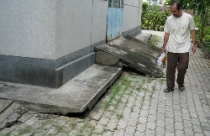 Tp.HCM: Chung cư Lý Chiêu Hoàng mới xây đã xuống cấp 