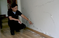 Xử lý vụ sập nhà làm hàng trăm người hoảng hốt