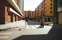 Nhà giá rẻ: Cửa mở hờ 