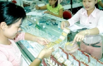 Điều chỉnh lãi suất cơ bản để kiềm chế giá vàng, USD 