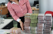 Ngân hàng đồng loạt tăng lãi suất, rầm rộ khuyến mại 