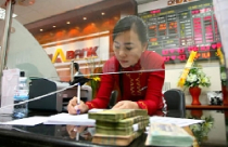 Ngân hàng 'đua' lãi suất huy động : Khó cả đôi bên