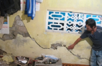 Nguy cơ nhà sập treo trên đầu người 