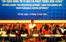 “Cần thắt chặt hơn chính sách tiền tệ” 