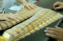 Giá vàng trong nước tuột dốc theo USD tự do 