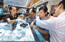 Lãi suất và áp lực từ vàng, đôla 