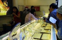 Giá vàng giảm nhẹ, USD đứng giá 