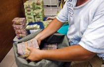 Lãi suất cao làm nghẽn dòng tín dụng 