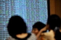 Nhà đầu tư chứng khoán đẩy mạnh xả hàng 