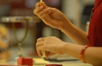 Vàng tiếp tục đứng giá, USD tự do giảm dưới 21.000 đồng