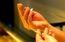 Giá vàng lao về mốc 35 triệu đồng/lượng