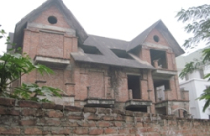 Nghịch lý biệt thự triệu đô bỏ hoang giữa thành phố thiếu chỗ ở