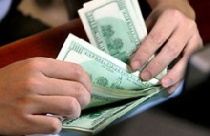 Lãi suất huy động USD rút xuống dưới 6% 