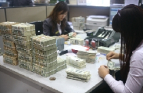 Ai có lợi từ điều chỉnh tỉ giá? 