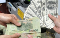 Ngân hàng áp giá bán USD kịch trần