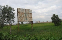 Tấc đất tấc gì? 