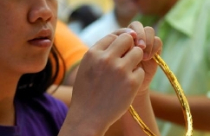 Vàng giảm giá trước tin cấm 'buôn' vàng miếng