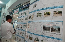 Chứng khoán và bất động sản gặp khó 