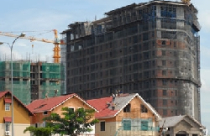 Thắt chặt cho vay, giá nhà đất vẫn nóng