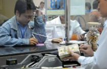 Ngoại tệ gửi tăng, mua khó 