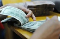 Thói quen găm giữ USD có dễ bỏ? 