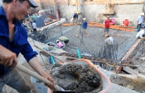 Xây nhà lo “thủng túi” 