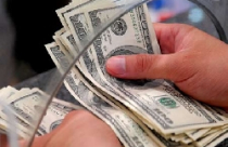 Mua bán đôla thoáng hơn, vàng miếng kiên quyết siết chặt